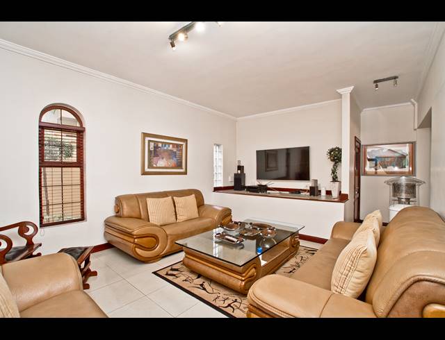 4 BEDROOM HOUSE FOR SALE IN KHYBER ROCK